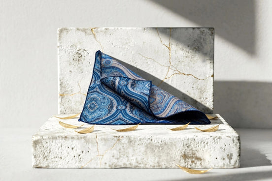 Roaring 20s Paris mouchoir de poche en soie bleu roi et bronze, motif cachemire fleuri. Accessoire mixte pour costume.