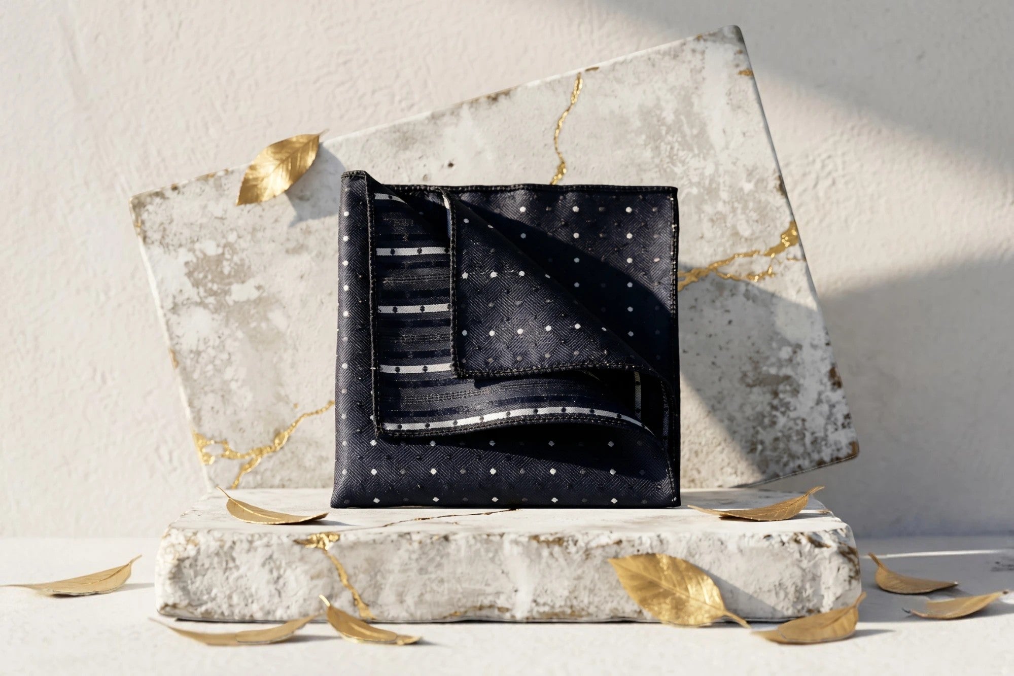 Pochette de costume I.Crane en soie noire à pois blancs et rayures, accessoire mariage homme et femme.