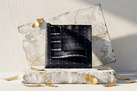 Pochette de costume I.Crane en soie noire à pois blancs et rayures, accessoire mariage homme et femme.