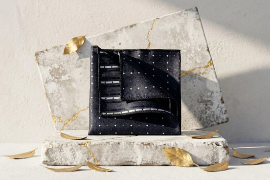 Pochette de costume I.Crane en soie noire à pois blancs et rayures, accessoire mariage homme et femme.