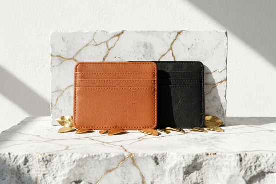 Porte-cartes en cuir lisse Roaring 20s Paris, marron et noir, avec plusieurs fentes pour cartes. Design minimaliste.