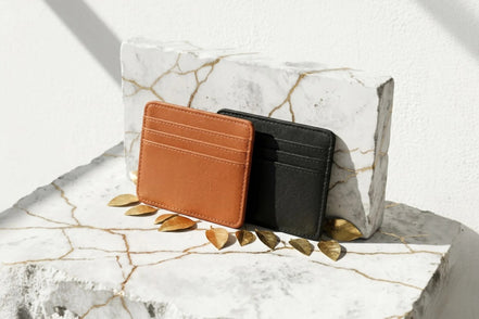 Porte-cartes en cuir lisse Roaring 20s Paris, marron et noir, personnalisable, 10x8cm.