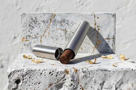 Porte-cigare Roaring 20s Paris en acier argenté, style slim et vintage, pour un cigare.