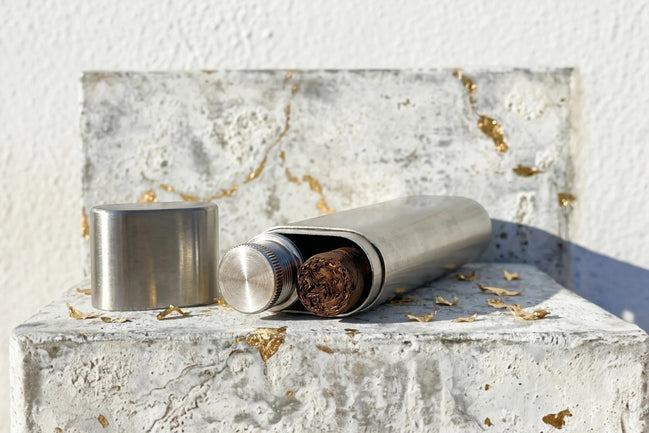 Porte-cigare et flasque slim en acier argenté Roaring 20s Paris, design vintage, idéal pour cadeau personnalisé.