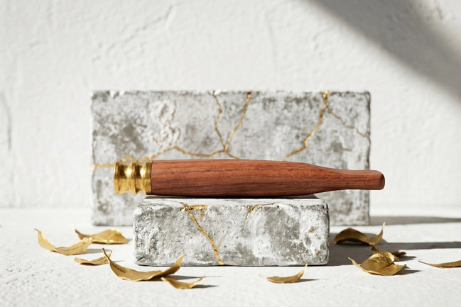 Porte-cigarette personnalisé en bois de noyer marron avec embout doré, style rétro Arthur Shelby, Roaring 20s Paris.