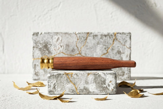 Porte-cigarette personnalisé en bois de noyer marron avec embout doré, style rétro Arthur Shelby, Roaring 20s Paris.