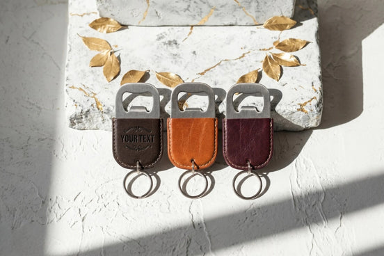 Porte-clés décapsuleur Roaring 20s Paris en cuir marron foncé, orange et bordeaux avec anneau. Personnalisable.