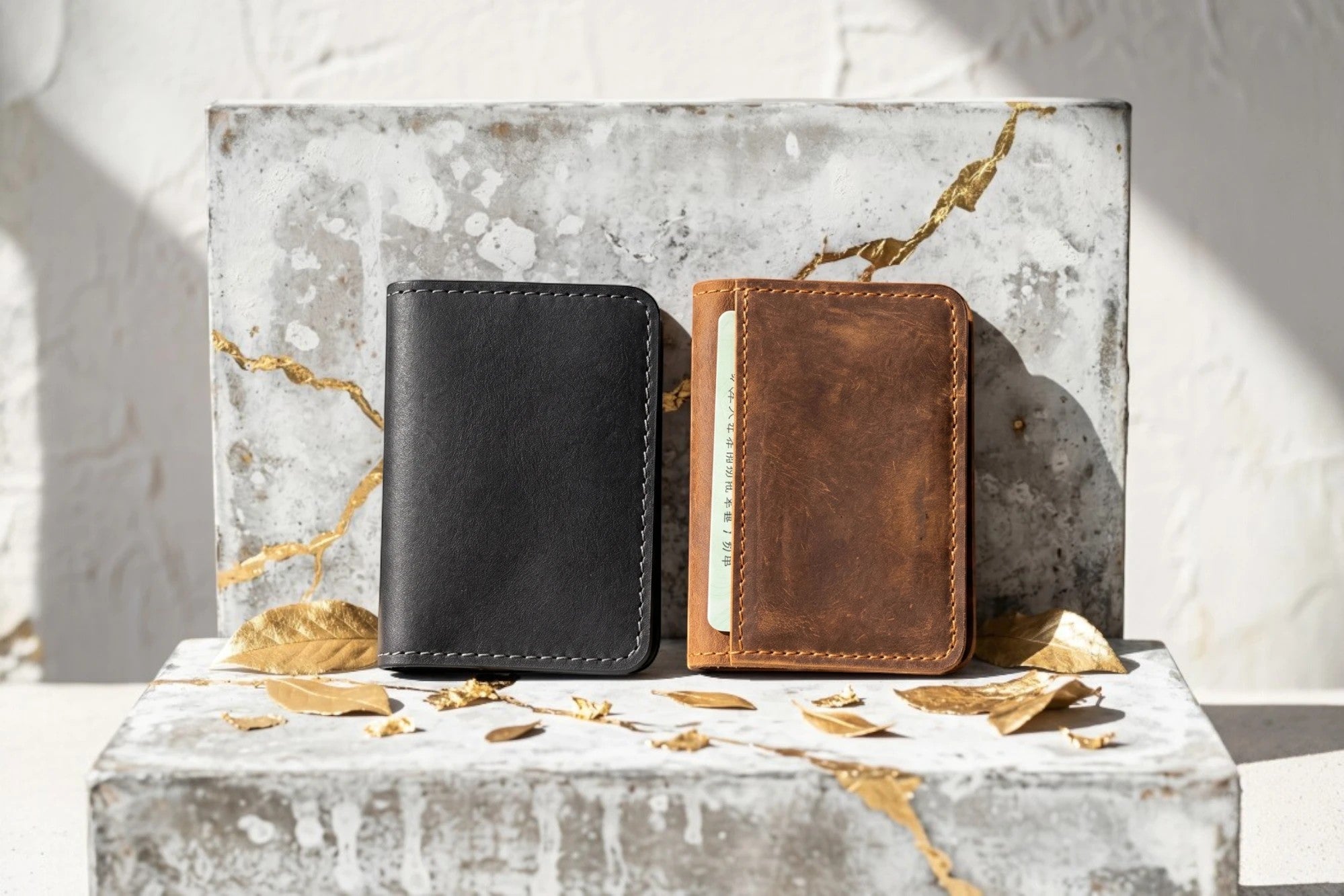 Portefeuille et porte-cartes en cuir Roaring 20s Paris, noir et marron, personnalisables, cadeau idéal.