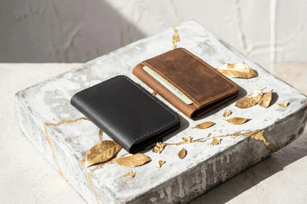 Portefeuille et porte-cartes en cuir Roaring 20s Paris, noir et marron, personnalisables, cadeau idéal.