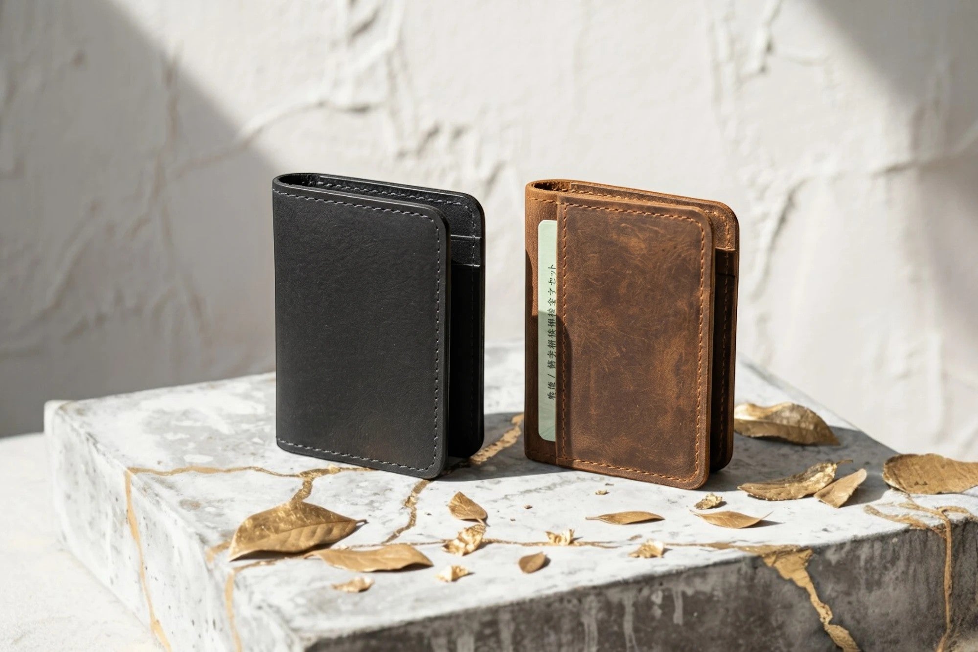 Portefeuille et porte-cartes en cuir marron et noir personnalisables Roaring 20s Paris, cadeau idéal.