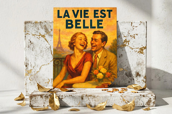 Roaring 20s Paris : puzzle 500 pièces d'un couple riant devant la Tour Eiffel, style rétro, ambiance joyeuse.