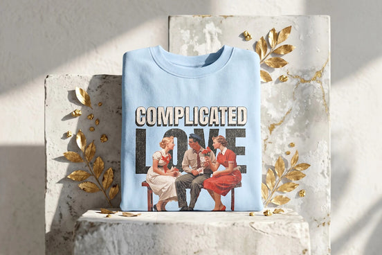 Sweatshirt bleu ciel Roaring 20s Paris avec inscription "Complicated Love" et illustration vintage d'un triangle amoureux.