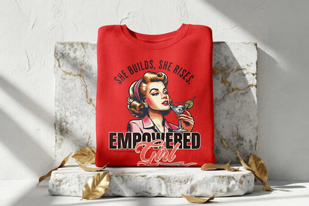 Roaring 20s Paris sweat-shirt rouge à motif "Empowered Girl" et citation "She Builds, She Rises". Coton.