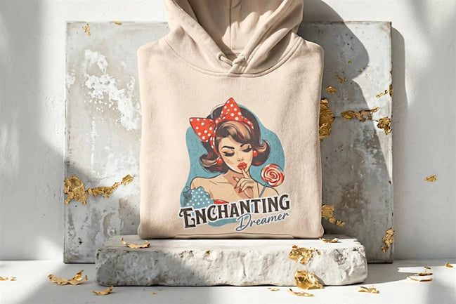 Sweatshirt beige en coton et polyester, imprimé pin-up rétro "Enchanting Dreamer" sur le devant, Roaring 20s Paris.
