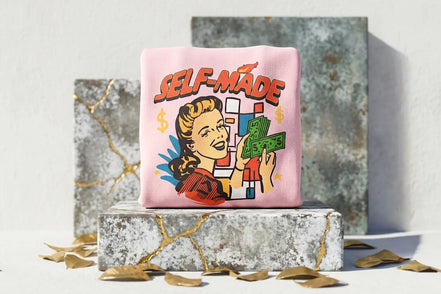 Roaring 20s Paris sweat-shirt rose imprimé "Self-Made" avec une femme tenant de l'argent, style pop art vintage.
