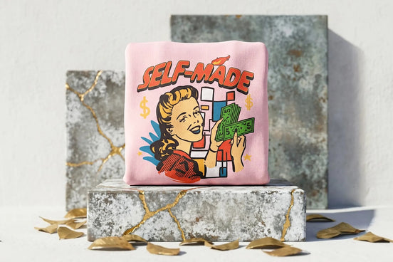 Roaring 20s Paris sweat-shirt rose imprimé "Self-Made" avec une femme tenant de l'argent, style pop art vintage.