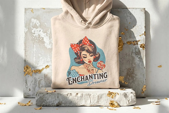 Sweatshirt beige en coton et polyester avec illustration vintage d'une femme et inscription "Enchanting Dreamer". Roaring 20s Paris.