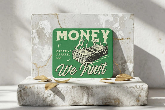 Tapis de souris Roaring 20s Paris vert avec motif "Money We Trust" et liasses de billets enflammées.