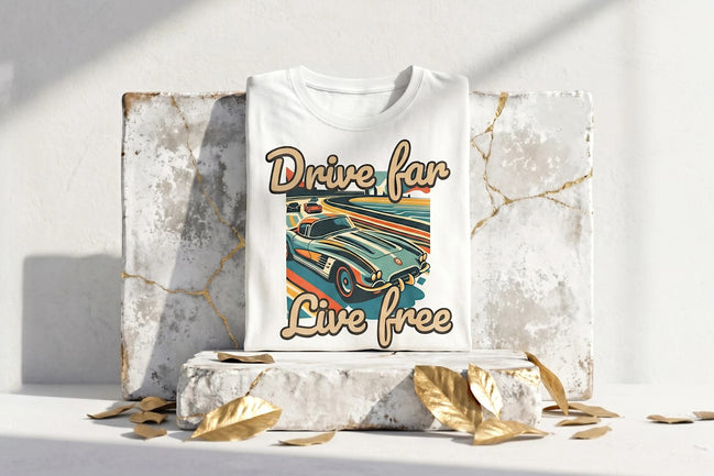 Tee shirt blanc Roaring 20s Paris avec un imprimé rétro d'une voiture de sport vintage et le slogan "Drive far, Live free".