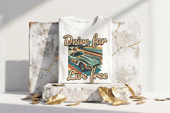 Tee shirt blanc Roaring 20s Paris avec un imprimé rétro d'une voiture de sport vintage et le slogan "Drive far, Live free".
