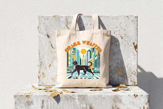 Tote bag en toile de coton beige avec un chat noir traversant une rue de ville stylisée, Roaring 20s Paris.