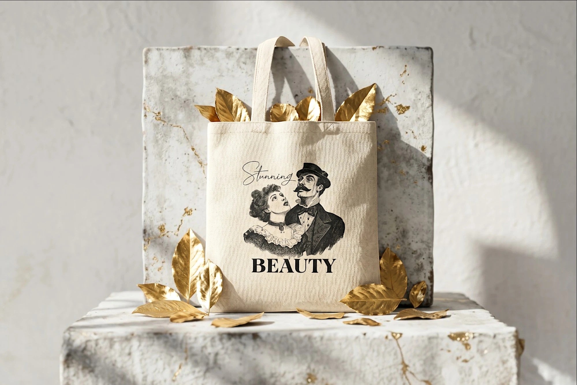 Tote bag en toile de coton beige avec illustration vintage noir et blanc d'un couple et le mot BEAUTY, par Roaring 20s Paris.