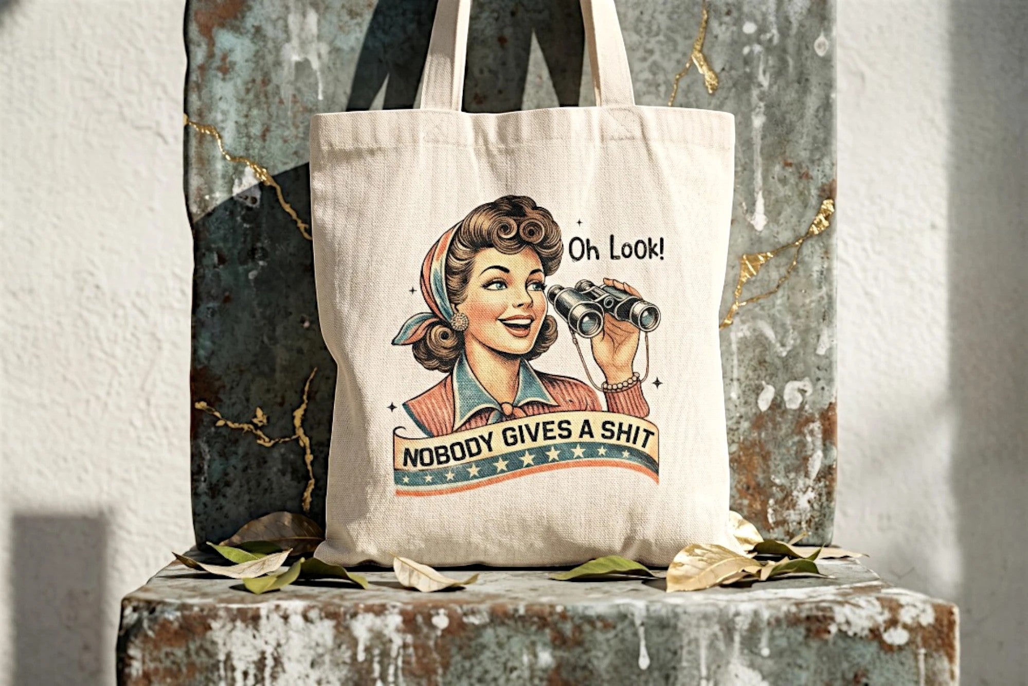 Tote bag en toile beige Roaring 20s Paris avec illustration vintage d'une femme regardant dans des jumelles et le texte 